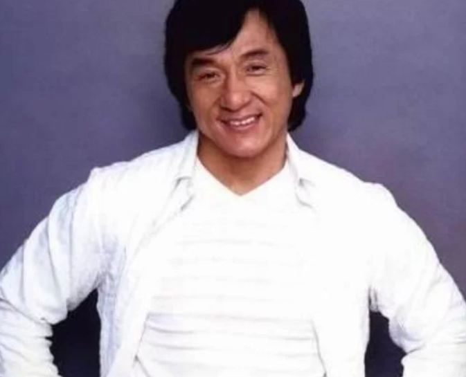 杨幂当年还是一位小演员的时候，竟出现了是巨星成龙的代言广告中，得知原因后懂了