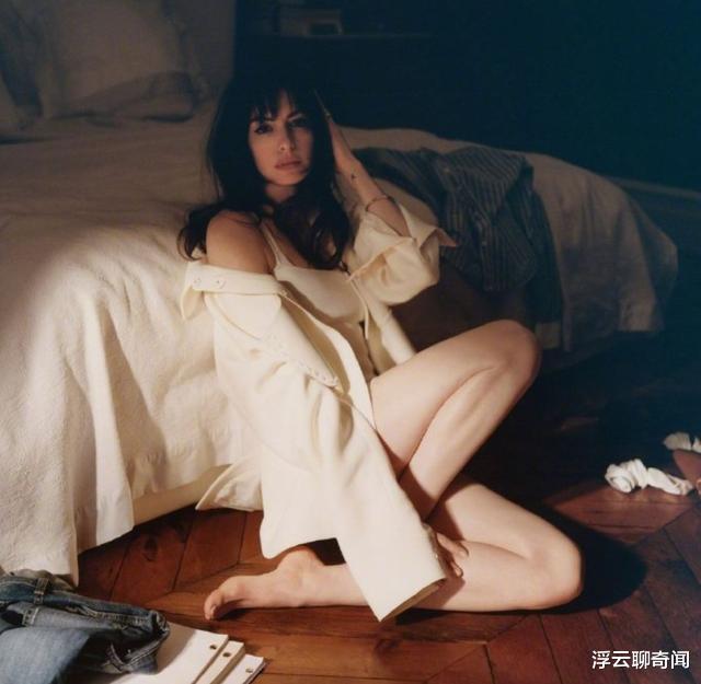 39岁安妮海瑟薇拍性感写真！躺床上大秀白皙腿，外套半挎小露香肩